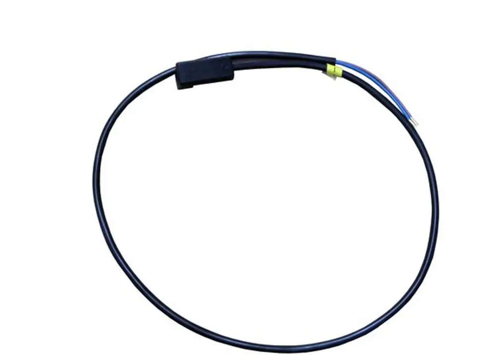 Kabel mit einem schwarzen Stecker und drei farbigen Drähten, hergestellt von Bosch. Das Kabel ist flexibel und eignet sich für elektrische Verbindungen.